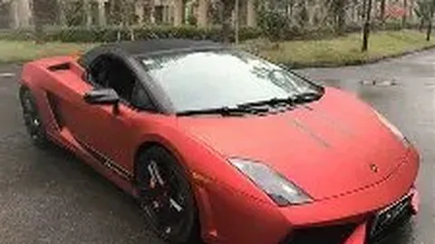 朱珠婚后现身影，平底鞋捂腹显孕态